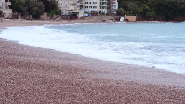 Deniz dalgalarıyla el kamerasıyla sahilin görüntüsü. — Stok video