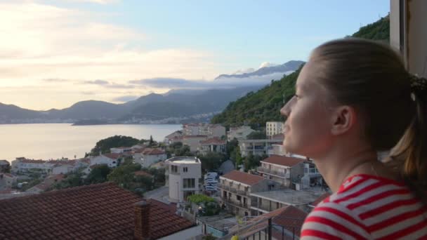 Mooi blond jong vrouw op zoek naar geweldig zonsondergang — Stockvideo