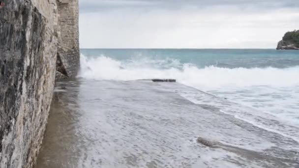 Blaue Wellen schlagen auf Steine — Stockvideo