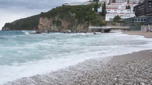 Handheld shot of waves on the coast — Stock Video