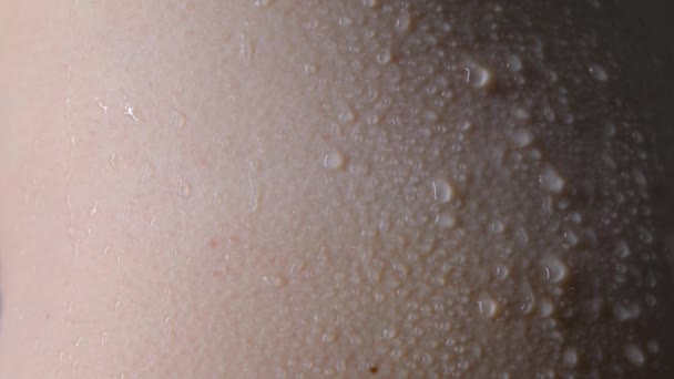 Drops, droplets run down the skin, trickles on wet skin — Stock Video