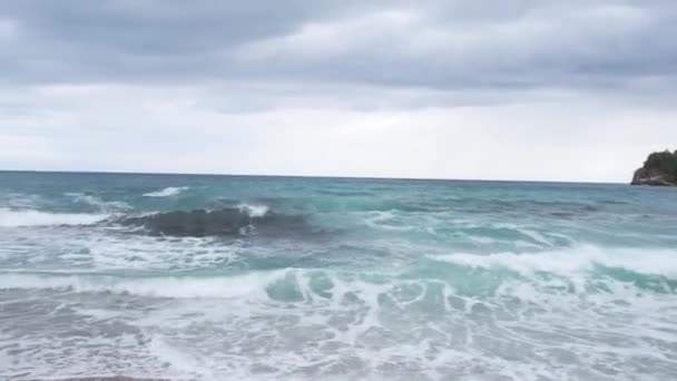 Stedicam panoramisch schot van de zee golven aan de kust — Stockvideo