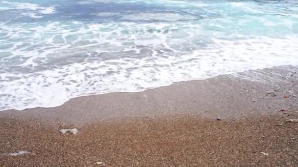Fale morskie na wybrzeżu — Wideo stockowe