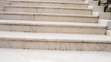 Beyaz taş merdivenler yukarı çıkıyor