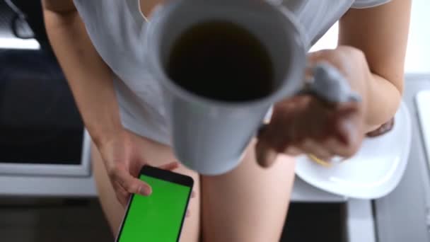 Młoda dziewczyna millennial używa smartfona podczas śniadania Filmik Stockowy