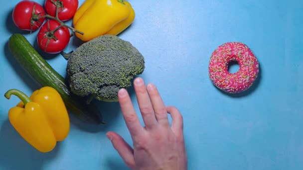 Homme a choisi entre la nourriture santé et la malbouffe et décider de manger du brocoli frais — Video