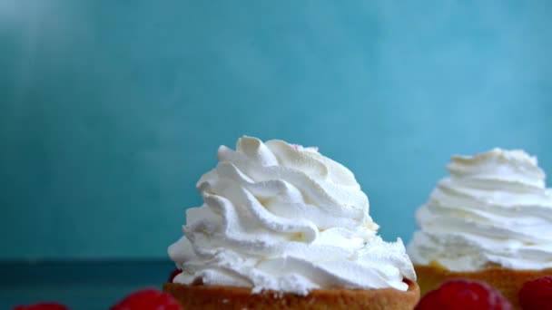 La mano de los niños pone frambuesa en un pastel de merengue — Vídeo de stock