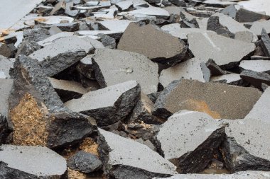 Kırık parçalar halinde yol