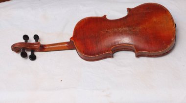 Kırık antika kırmızı keman hasarı onarmak için