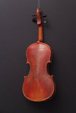 Kırık antika kırmızı keman hasarı onarmak için