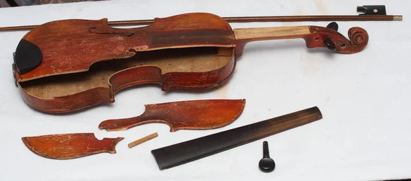 Violino Vermelho Antigo Quebrado Para Restauração Com Danos — Fotografia de Stock