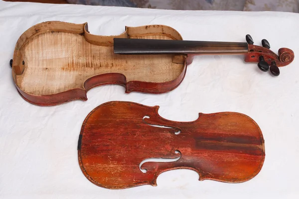 Σπασμένο Κόκκινο Βιολί Αντίκα Για Αποκατάσταση Ζημιές — Φωτογραφία Αρχείου