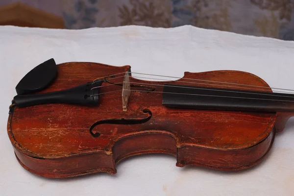 Violín Rojo Antiguo Roto Para Restauración Con Daños —  Fotos de Stock