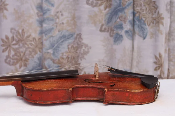 破损古董红色小提琴修复损坏 — 图库照片