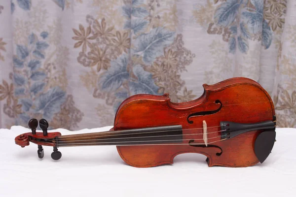 Violino Vermelho Antigo Quebrado Para Restauração Com Danos — Fotografia de Stock