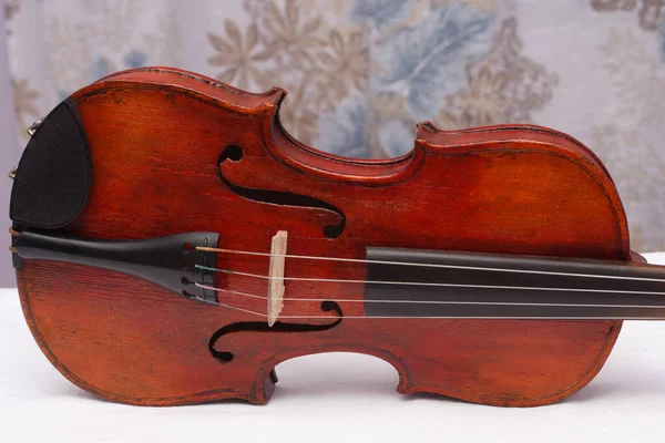 損傷を修復するための壊れたアンティークの赤いバイオリン — ストック写真