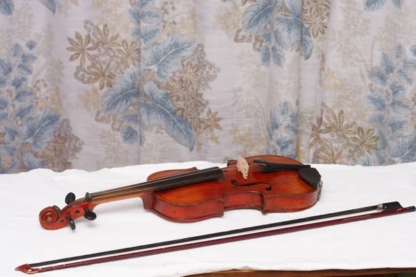 損傷を修復するための壊れたアンティークの赤いバイオリン — ストック写真