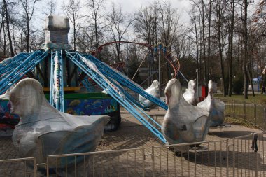 Coronavirus COVID-19 karantinası nedeniyle şehir parkını kapatan atlıkarıncalardı.