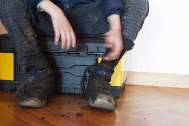 Çok kirli bir çocuk, böyle bir pislik aramak için bir yürüyüşten eve geldi, böyle yürüdü, bazı dünya keşiflerinden sonra çocukların ayağında çamurlu botlar vardı.