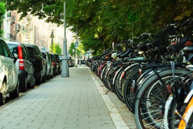 Amsterdam 'da araba ve bisiklet parkı