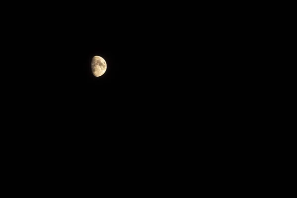 Mezza Luna Nel Cielo — Foto Stock