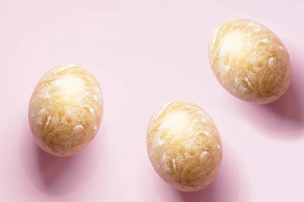 Três Ovos Páscoa Pintados Ouro Fundo Rosa Pastel — Fotografia de Stock