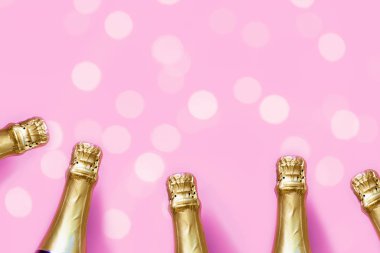 Pastel pembe arka planda şampanya şişeleri Bokeh ışıkları - Noel / Yeni Yıl / Bekarlığa Veda Partisi arkaplanı
