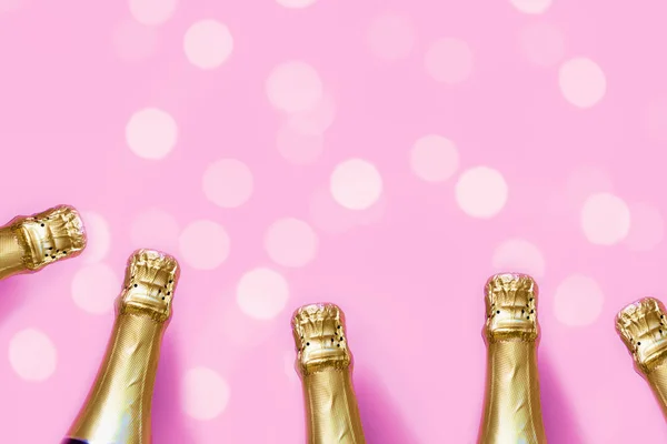 Pastel pembe arka planda şampanya şişeleri Bokeh ışıkları - Noel / Yeni Yıl / Bekarlığa Veda Partisi arkaplanı