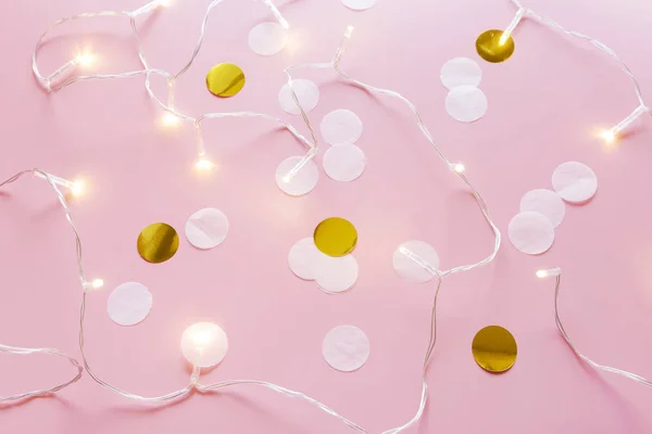 Diversão festa fundo: branco e ouro círculo confetti com luzes led em um pano de fundo rosa — Fotografia de Stock