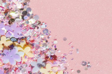 Pastel holografik konfeti, simler ve çiçekler kopya alanı ile soyut dokular