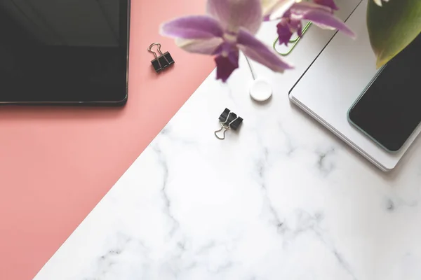 Woman minimal work place flat lay — Stockfoto