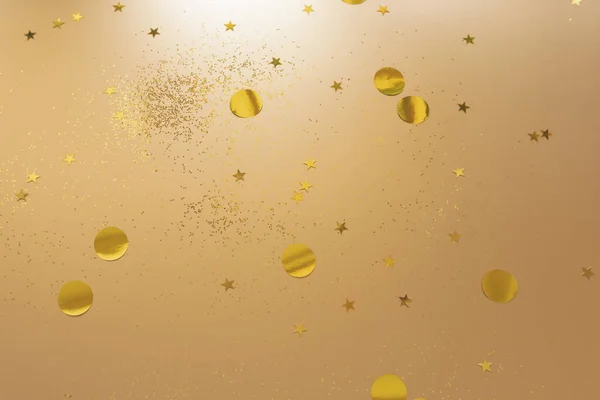 Ouro confete e glitter no fundo brilhante metálico bege — Fotografia de Stock