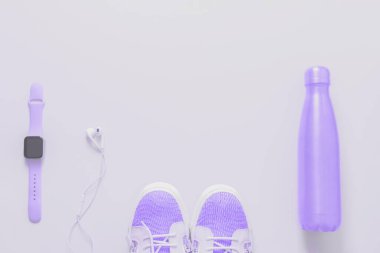 Spor aksesuarları gri arkaplanda düz mor renkte yatıyordu