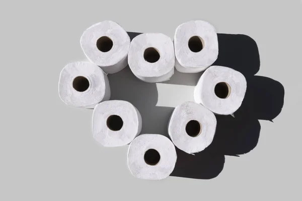 Rouleaux de papier toilette sur fond gris — Photo