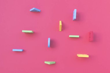 Pembe arka planda ahşap renkli geometrik şekiller