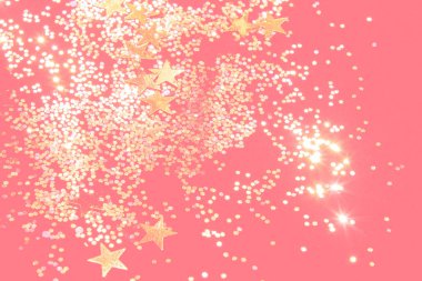 Mercan zemin üzerinde altın parıltısı konfetisi