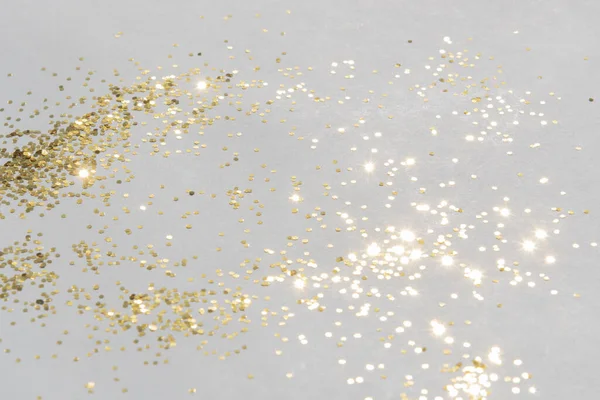 Золотой блестящий блеск на серебряном фоне — стоковое фото
