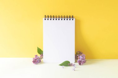 Sarı yeşil arka planda leylak çiçekli defter