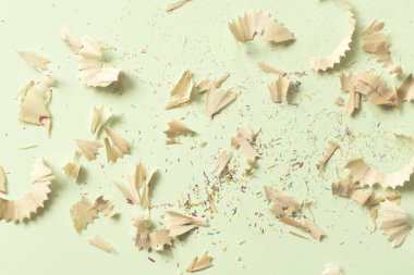 Nane yeşili arkaplanda renk kalem talaşı