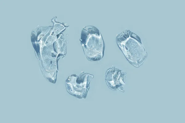 Franjas de gel transparente sobre fondo azul — Foto de Stock