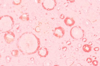 Pembe arka planda petrol sızıntısı