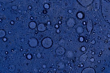 Mavi arkaplanda petrol sızıntısı soyut