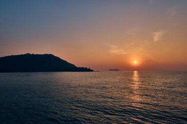 Tayland 'da bir adada güzel bir gün doğumu