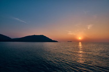 Tayland 'da bir adada güzel bir gün doğumu