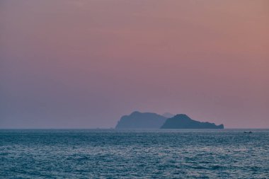 Güneş doğarken Tayland adaları, mor gökyüzü