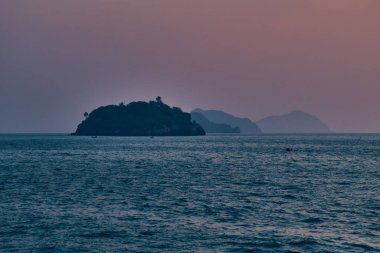 Güneş doğarken Tayland adaları, mor gökyüzü