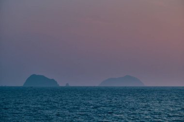 Güneş doğarken Tayland adaları, mor gökyüzü
