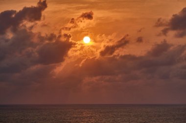 Gün batımında okyanus ve bulutlar