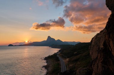 Vietnam 'da yürüyüş yaparken gün batımını izliyorum.