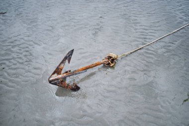 Kumsaldaki paslı çapa